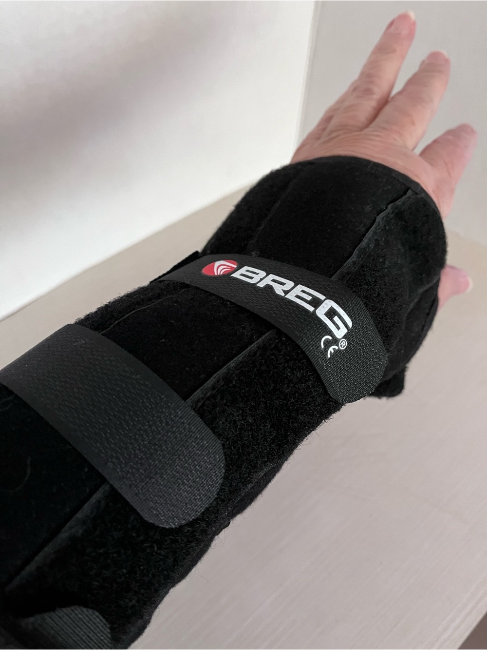 Breg Black Universal Wrist Support Brace